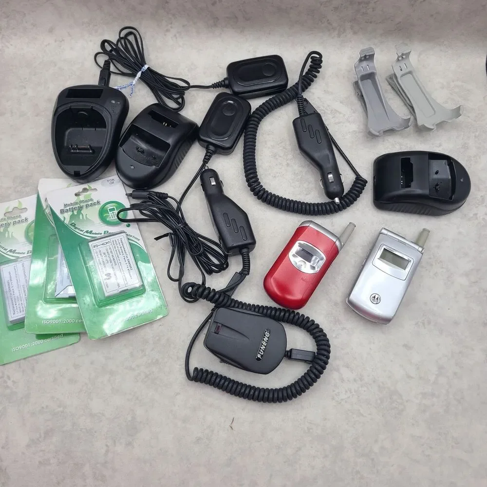 Motorola T720C V262 Flip Phones Lot One Working One For Parts